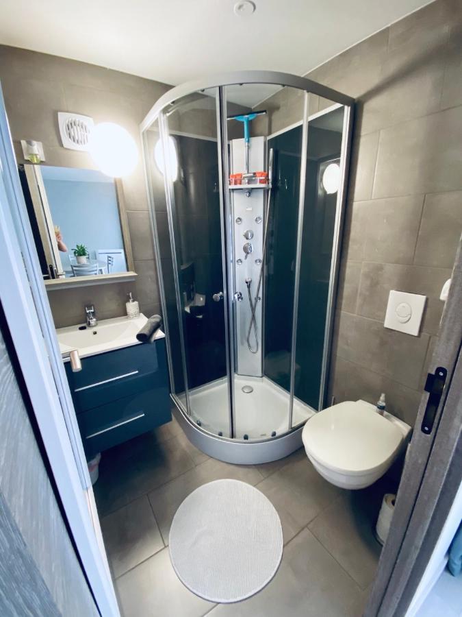 Entier Avec Parking Prive Au Calme Cosy A Etage Avec Balcon Apartment *