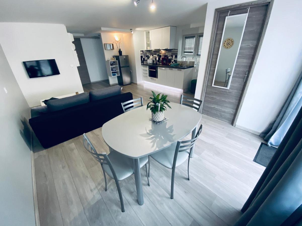 Entier Avec Parking Prive Au Calme Cosy A Etage Avec Balcon *